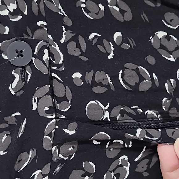 Wide-Leg Pants with Gray Floral Pattern - Picture 3 of 4